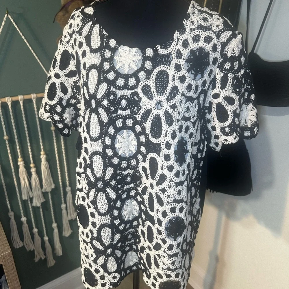 Alfred Dunner Crochet Floral Top Black & White Scalloped Hem XL - Picture 1 of 5